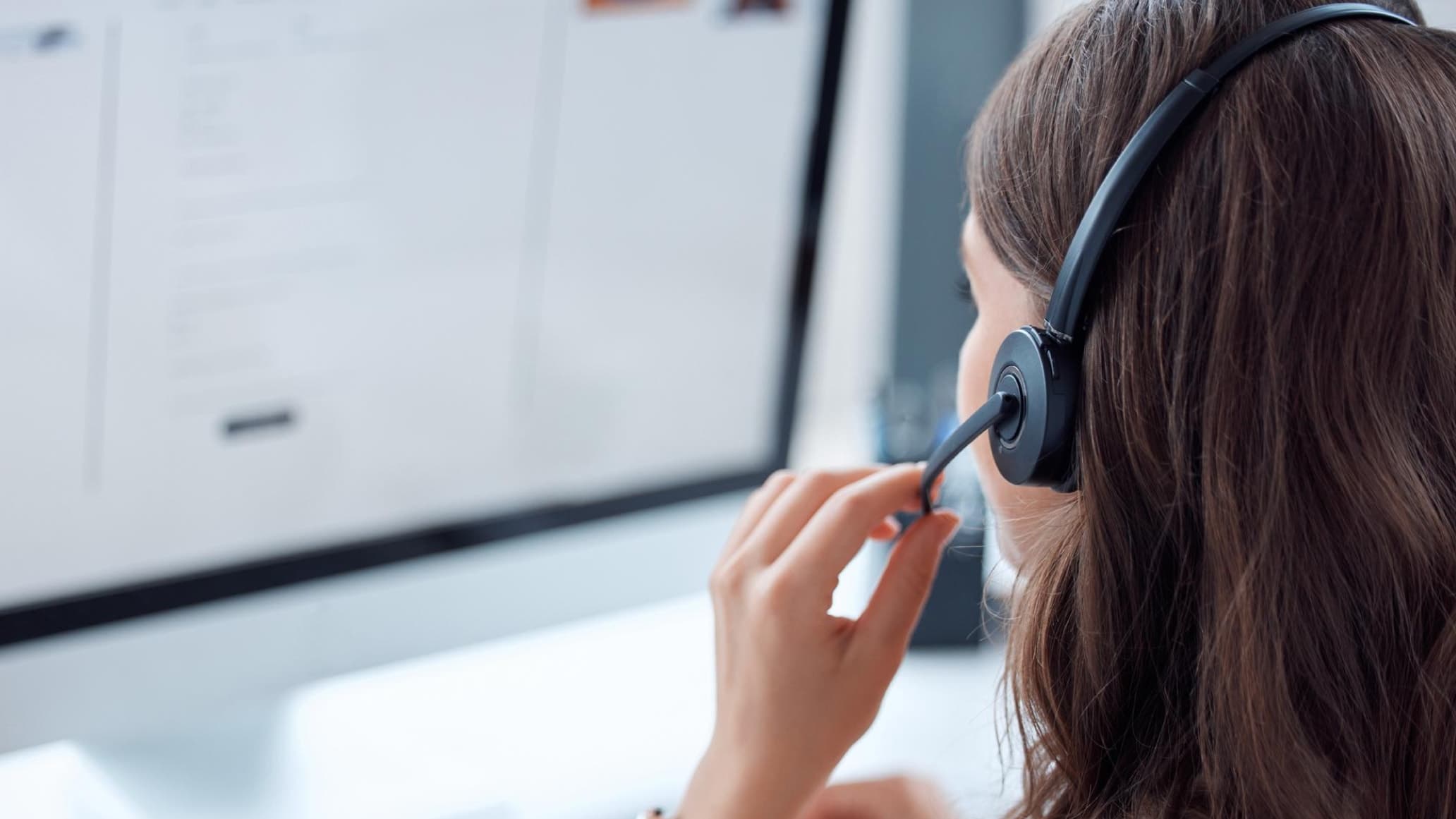 Support portal operations for tracking and resolving service requests